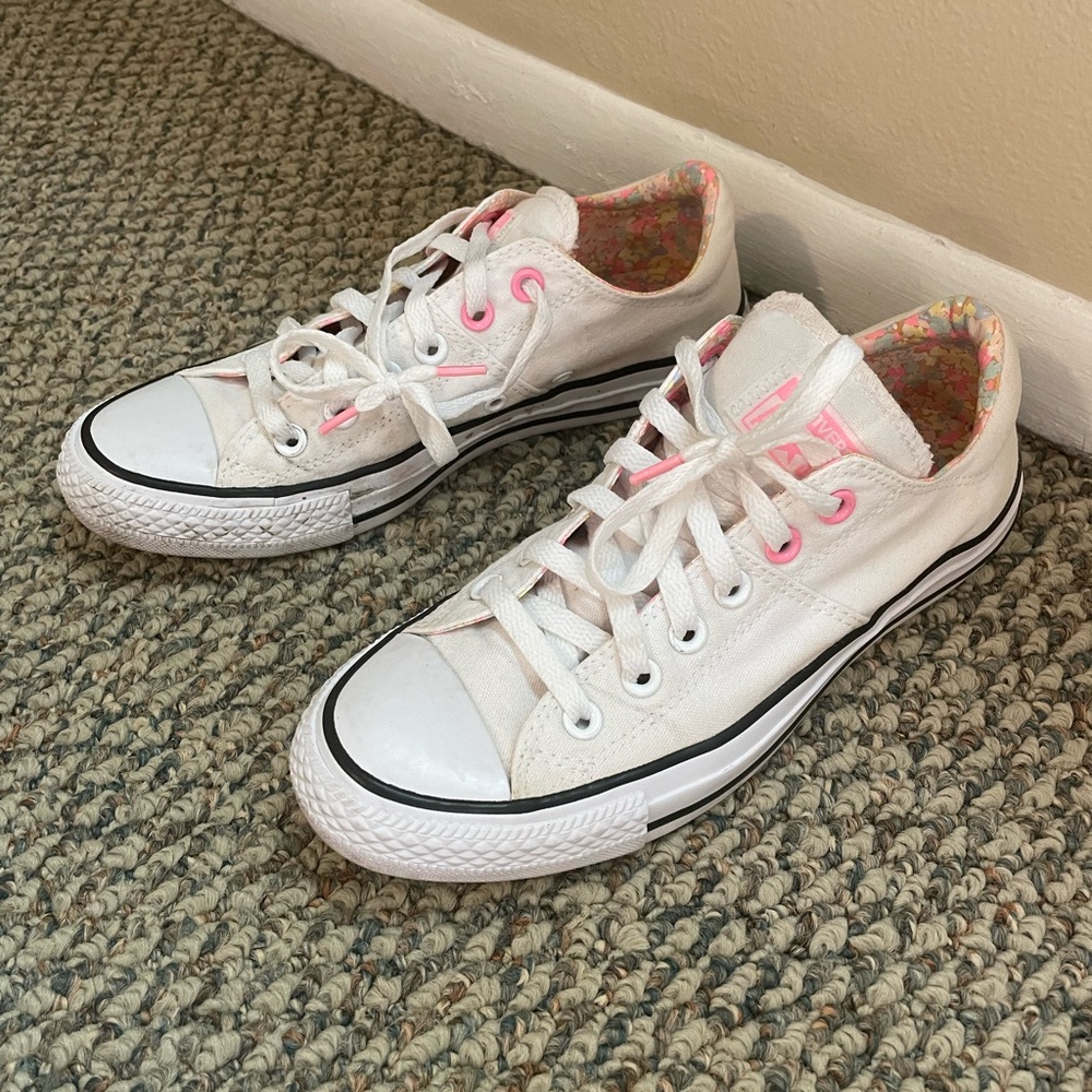 Converse size 8 white shoes🤍